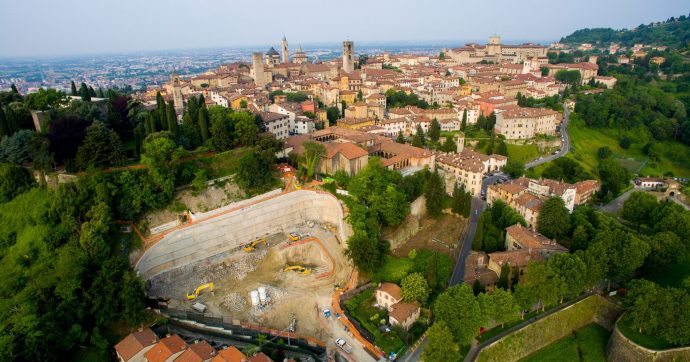 Bergamo, il caso del parcheggio sulle Mura Venete incompleto dopo 11 anni di lavori. Anac: ‘Violazioni della società, Comune non efficace’