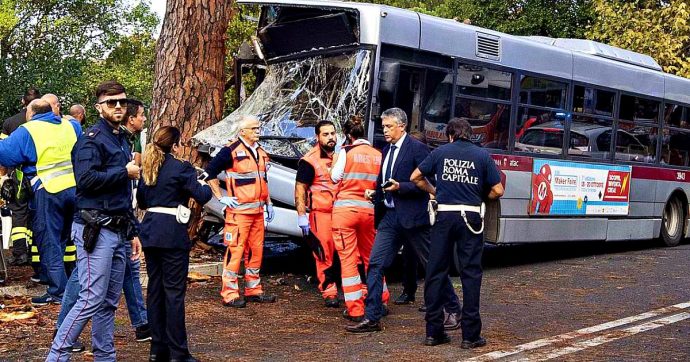 Incidente bus Roma, l’autista indagato per lesioni: sarà interrogato