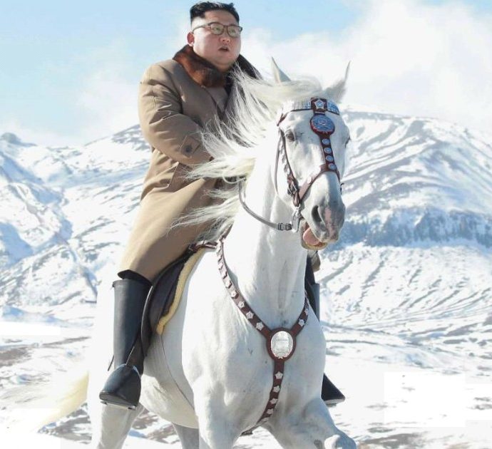 Kim Jong-un come Jon Snow, il leader nordcoreano si fa immortalare a cavallo tra le nevi  – FOTO