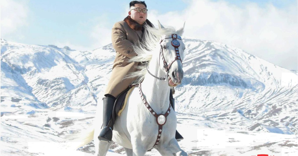 Kim Jong-un come Jon Snow, il leader nordcoreano si fa immortalare a cavallo tra le nevi  – FOTO