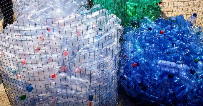 Plastic tax, misure simili solo tra Scandinavia e Germania: come funzionano. Confindustria è critica, ambientalisti: “Giusta ma va modulata”