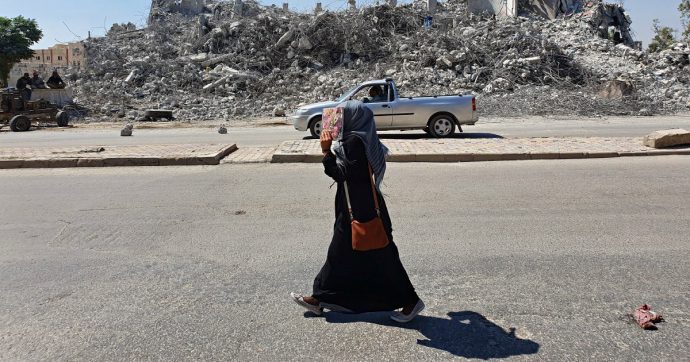 Siria, Raqqa due anni dopo la liberazione. Al calare del sole torna l’incubo dell’Isis