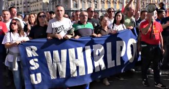 Copertina di Whirlpool Napoli a rischio chiusura: gli operai protestano. Tavolo del Mise con i vertici dell’azienda il 29 gennaio