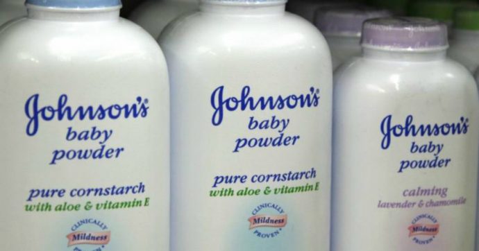 Johnson&Johnson pagherà 700 milioni di dollari a 43 Stati Usa per chiudere il caso dei prodotti a base di talco che causavano il cancro