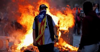 Copertina di Barcellona, notte di scontri: 182 feriti e 54 arresti. Il movimento Arran annuncia una nuova manifestazione prevista per le 18.00