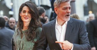 Copertina di George Clooney e Amal festeggiano i 20 anni di Villa Oleandra sul lago di Como e invitano una coppia di sconosciuti estratta a sorte