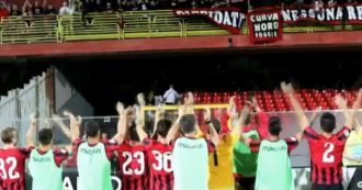 Copertina di Foggia, calciatori sotto la curva intonano coro: “Onoriamo i diffidati”. Polizia acquisisce video