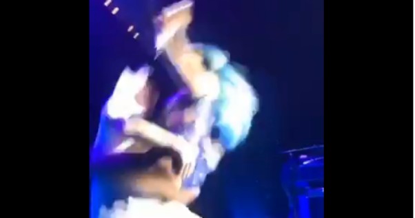 Lady Gaga cade giù dal palco insieme a un fan che non riesce a tenerla in braccio: il video