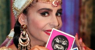 Copertina di La Zingara della Luna Nera: cosa fa oggi Cloris Brosca, l’attrice che teneva incollati allo schermo milioni di spettatori con le sue carte