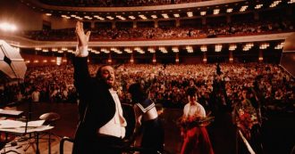 Copertina di Pavarotti, il nuovo documentario di Ron Howard offre un ritratto umanissimo e grandioso del Maestro
