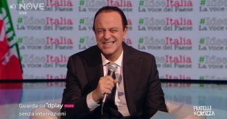 Copertina di Crozza-Berlusconi confonde le barzellette con la realtà ed è uno spasso: “La sapete quella di Greta che fa sparire la bottiglietta con una spaccata?”
