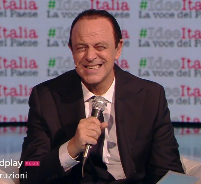 Crozza-Berlusconi confonde le barzellette con la realtà ed è uno spasso: “La sapete quella di Greta che fa sparire la bottiglietta con una spaccata?”
