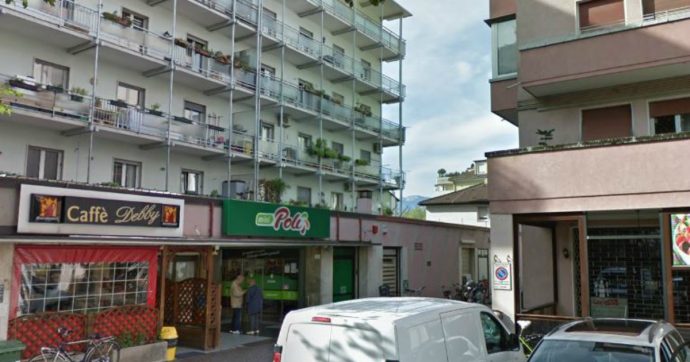 Bolzano, scoperto mentre ruba dentifricio e shampoo al supermercato: muore d’infarto quando arriva la polizia