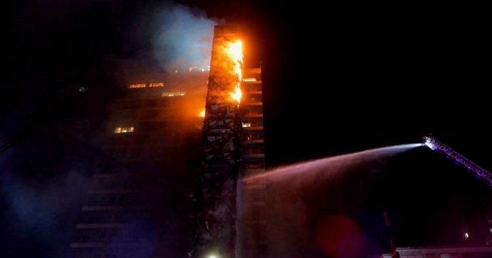 Cile, proteste contro gli aumenti nel settore trasporti. Palazzo Enel a Santiago incendiato e distrutto. Dichiarato stato d’emergenza