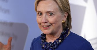 Copertina di Mailgate, 38 funzionari “negligenti” per le mail di Clinton. Lei apre fronte dem e attacca la candidata Gabbard: “Favorita di Putin”