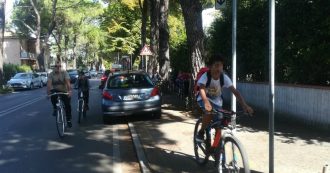 Copertina di Incidenti, ancora bambini travolti dalle auto davanti le scuole. E noi protestiamo così
