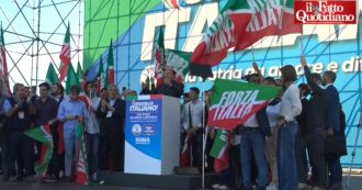 Copertina di Roma, Berlusconi si porta la claque di Forza Italia sul palco a trazione leghista. Ma in piazza c’è chi invoca Salvini: “Matteo, Matteo”