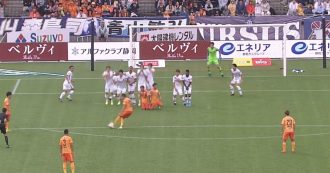 È la punizione più geniale dell’anno? Due giocatori in ginocchio davanti alla palla: barriera e portiere beffati così