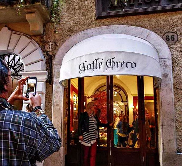 Il Caffè Greco di Roma sotto sfratto, Vittorio Sgarbi: “Offrirò cappuccino e brioches ai manifestanti”