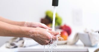 Copertina di Il 15 ottobre è stata la Giornata del lavarsi le mani. Ma la rivoluzione ‘igienica’ deve essere un’altra