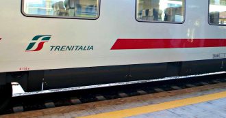 Copertina di Padova, coppia di clochard travolta dal treno: “Litigavano, lei è caduta, lui ha provato a salvarla ma è scivolato”