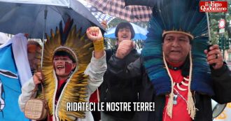 Copertina di Torino, indigeni dell’Amazzonia in corteo: “Governo e multinazionali stanno commettendo crimini di genocidio ed ecocidio”