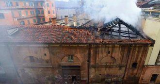 Copertina di Torino: incendio alla Cavallerizza Reale, fiamme sul tetto. Lo storico complesso è patrimonio Unesco