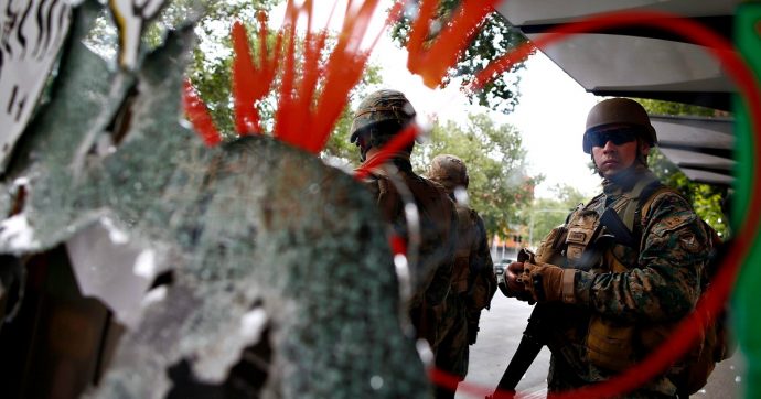 Cile, 10 i morti negli scontri. Pineda: “Siamo in guerra contro nemico potente e implacabile”. Incendiati uffici anagrafe a sud di Santiago