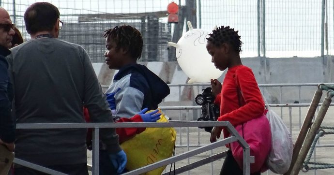 Migranti, nuovi sbarchi sulle coste del Salento: intercettata barca a vela con 50 persone a bordo, ci sono anche 19 minori