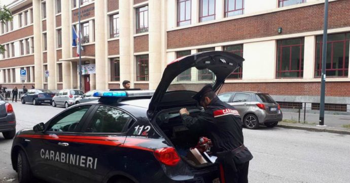 Milano, è morto il bimbo precipitato dalle scale a scuola. Procura indaga per omicidio colposo