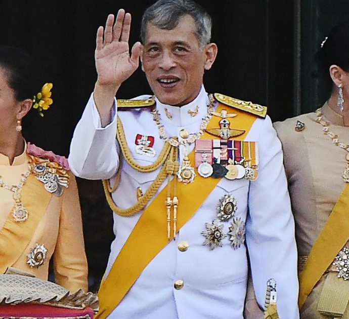 Il re della Thailandia libera la sua concubina preferita: era finita in carcere perché “ambiva a diventare regina”