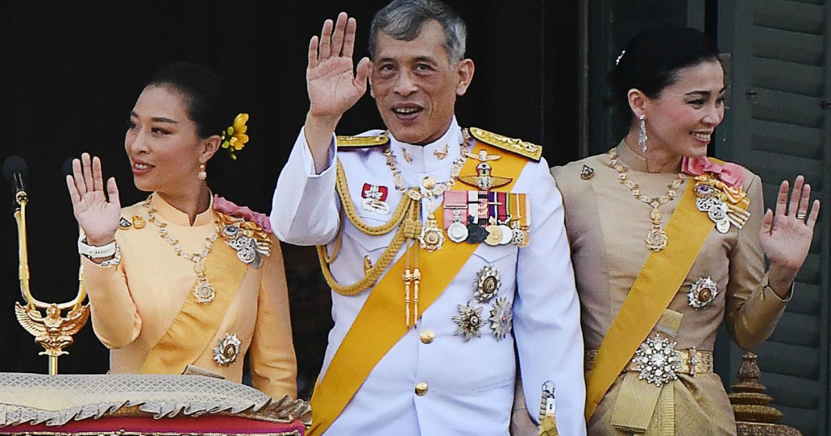 Il re della Thailandia libera la sua concubina preferita: era finita in carcere perché “ambiva a diventare regina”