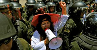 Copertina di Bolivia, dopo Ecuador e Cile si infiamma anche La Paz: proteste di piazza, saccheggi e incendi dopo la quarta vittoria del presidente Morales