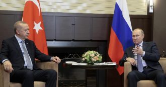 Siria, Assad accetta l’accordo Turchia-Russia. Usa: “Indagare Ankara per crimini di guerra”. Curdo si dà fuoco davanti a sede Onu Ginevra