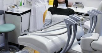 Copertina di Ingoia un cacciavite durante un intervento dal dentista e finisce in ospedale: medico a processo