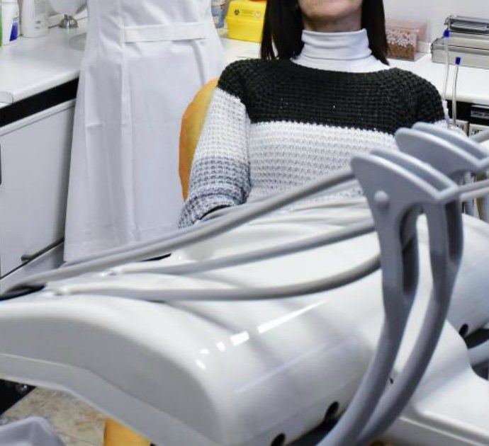 Dentista le estrae dieci denti per una grave malattia alle gengive: donna muore dissanguata