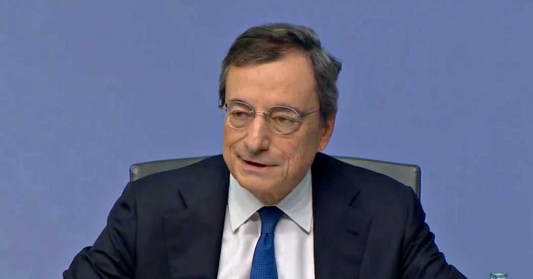 Bce, Draghi ringrazia i giornalisti al termine della conferenza stampa: “Voi fondamentali per trasparenza”