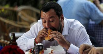 Copertina di “Il cazzaro verde”, il nuovo libro di Andrea Scanzi in edicola e in libreria. L’anticipazione: “Capitan Reflusso acchiappalike”