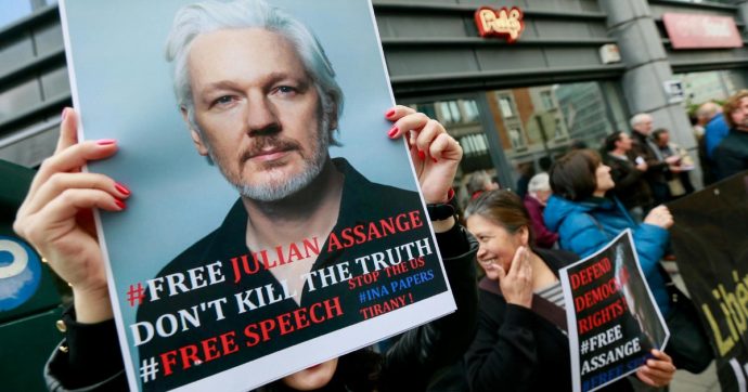 La prima sfida in aula. Assange: “Sono debole ma faccio ancora paura”