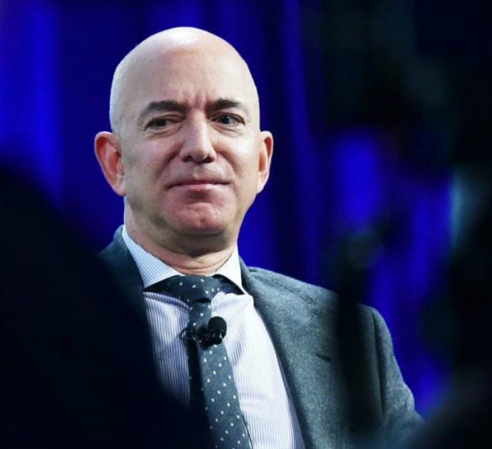Jeff Bezos, il Ceo di Amazon non è più l’uomo più ricco del mondo nella classifica di Forbes