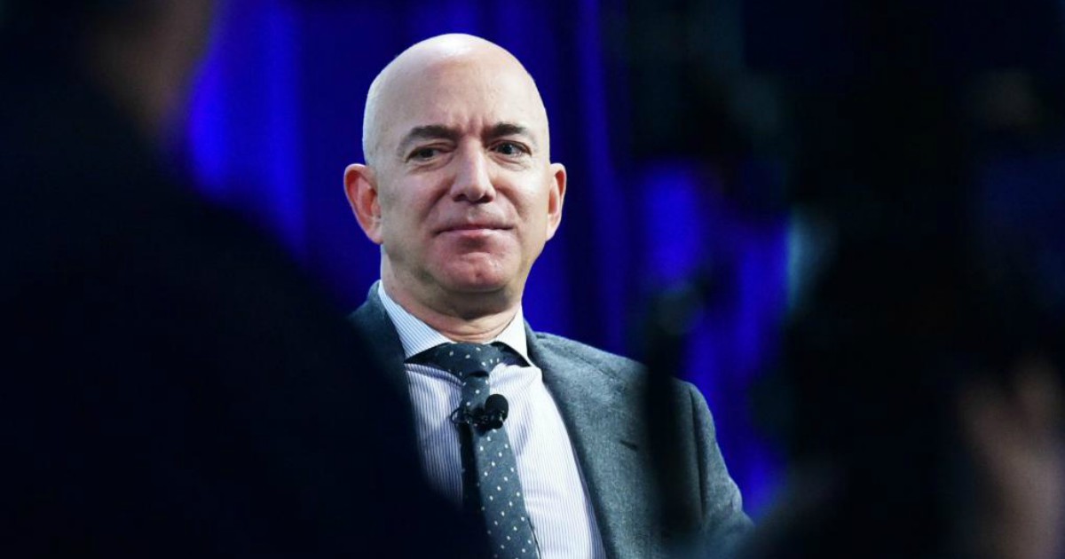 Jeff Bezos, il Ceo di Amazon non è più l’uomo più ricco del mondo nella classifica di Forbes