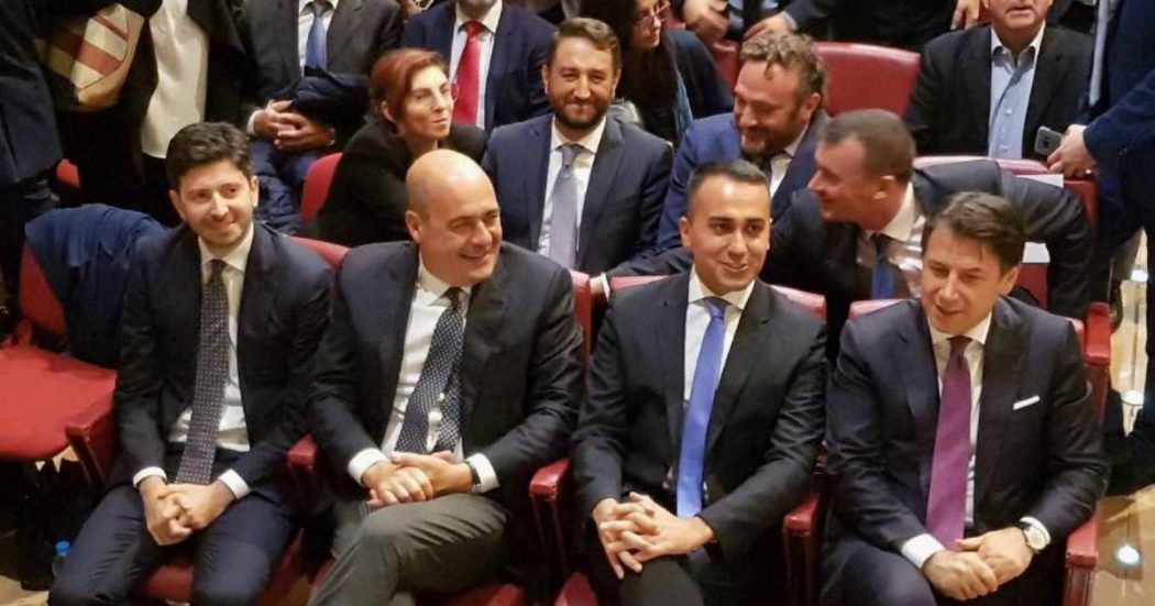 Umbria, centrosinistra e M5s sul palco per Bianconi: la prima foto di gruppo. Conte: “Coalizione? Ha futuro, ci affiateremo sempre di più”