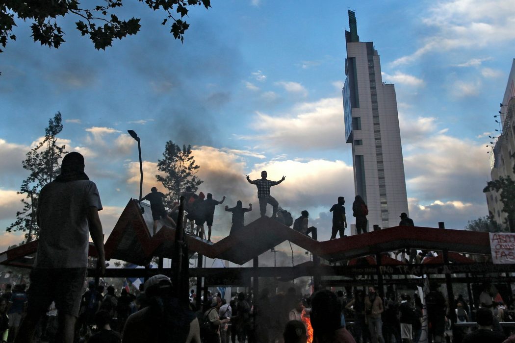 People demonstrate in Santiago, on October 25, 2019, a week after violence protests started. – Demonstrations against a hike in metro ticket prices in Chile’s capital exploded into violence on October 18, unleashing widening protests over living costs and social inequality. (Photo by Pablo VERA / AFP)