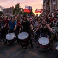 Demonstrators play the drums in Santiago, on October 25, 2019, a week after protests started. – Demonstrations against a hike in metro ticket prices in Chile’s capital exploded into violence on October 18, unleashing widening protests over living costs and social inequality. (Photo by Pedro Ugarte / AFP)