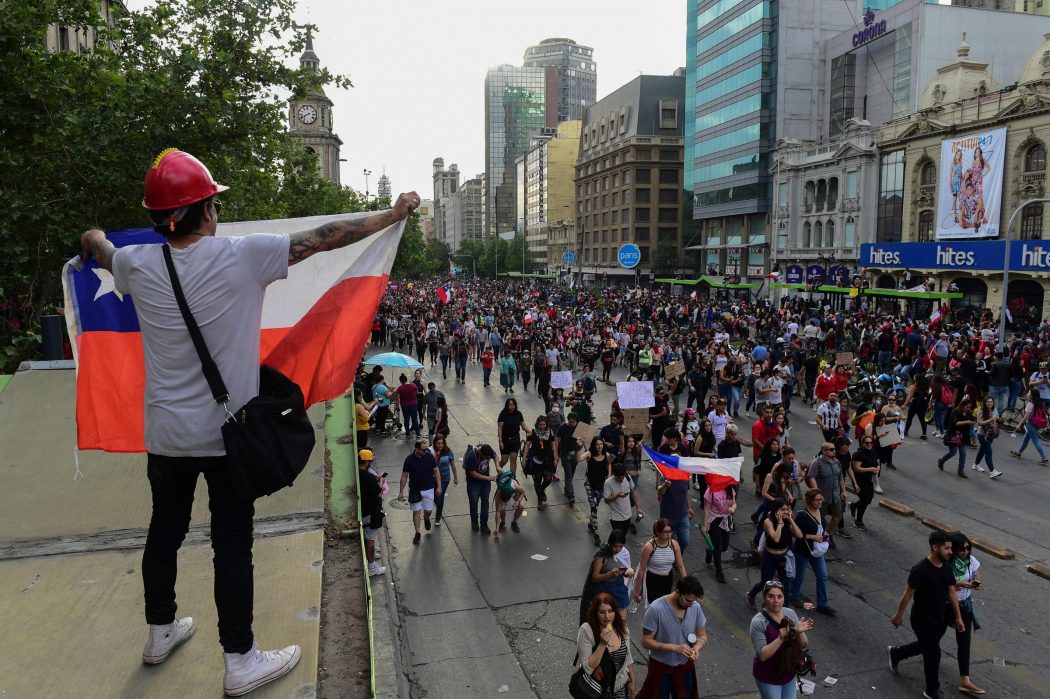 People demonstrate in Santiago, on October 25, 2019, a week after violence protests started. – Demonstrations against a hike in metro ticket prices in Chile’s capital exploded into violence on October 18, unleashing widening protests over living costs and social inequality. (Photo by Martin BERNETTI / AFP)