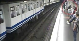 Copertina di Madrid, il video sul profilo della metropolitana: “Non guardate il cellulare vicino ai binari”. Ecco perché