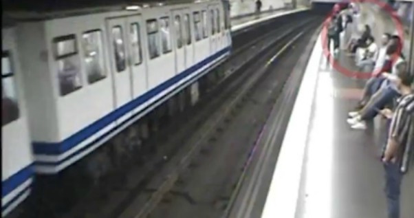 Madrid, il video sul profilo della metropolitana: “Non guardate il cellulare vicino ai binari”. Ecco perché