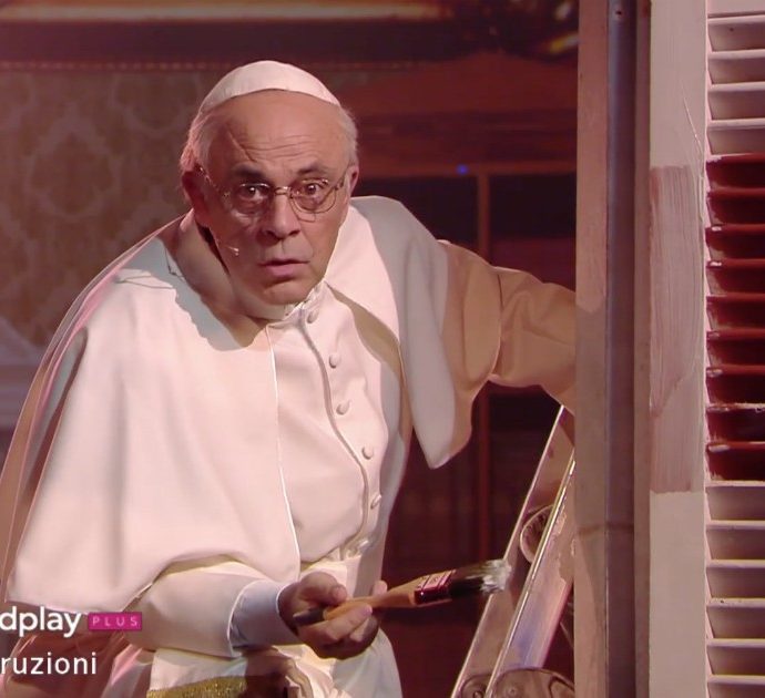 Crozza-papa Francesco diventa Tecno-papa per sistemare i conti in rosso del Vaticano