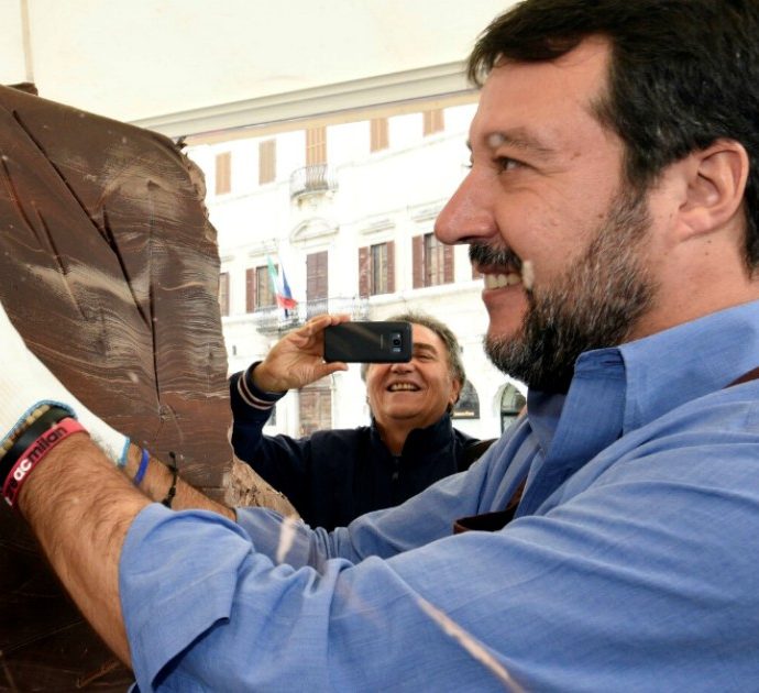 Matteo Salvini e la foto del dessert che scatena i commentatori: “Non è da tutti vantarsi di una mer** con panna”, “E basta co’ sti selfie”