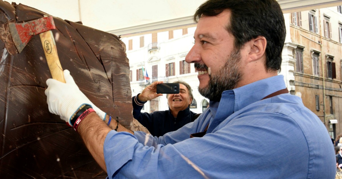 Matteo Salvini e la foto del dessert che scatena i commentatori: “Non è da tutti vantarsi di una mer** con panna”, “E basta co’ sti selfie”